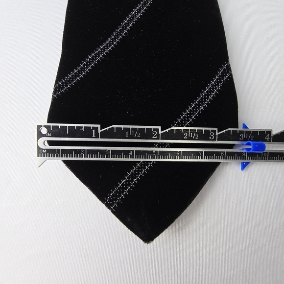 Giorgio Armani Velvet Black Tie With Subtle Metallic SilverThreaded Stripes 56” - Picture 10 of 11